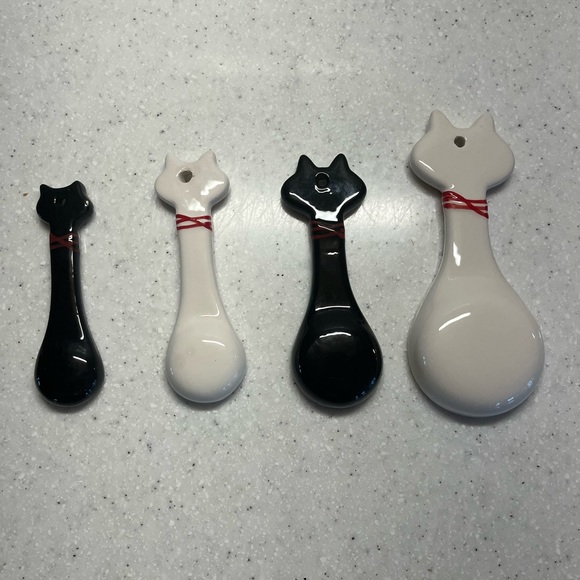 Boston Warehouse Brand Glazed Stoneware Cat Design Measuring Spoon Set - Picture 2 of 5